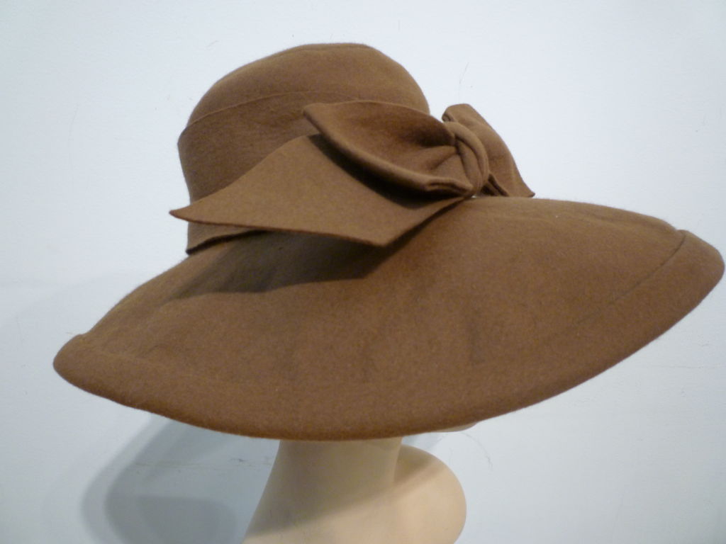 A spectacular Lilly Dache 50s picture hat in mocha color felt. A large 6.5