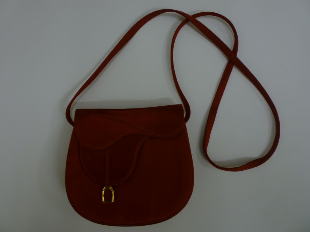 A wonderful signature Gucci handbag in red silk satin and gold-tone hardware in their signature 