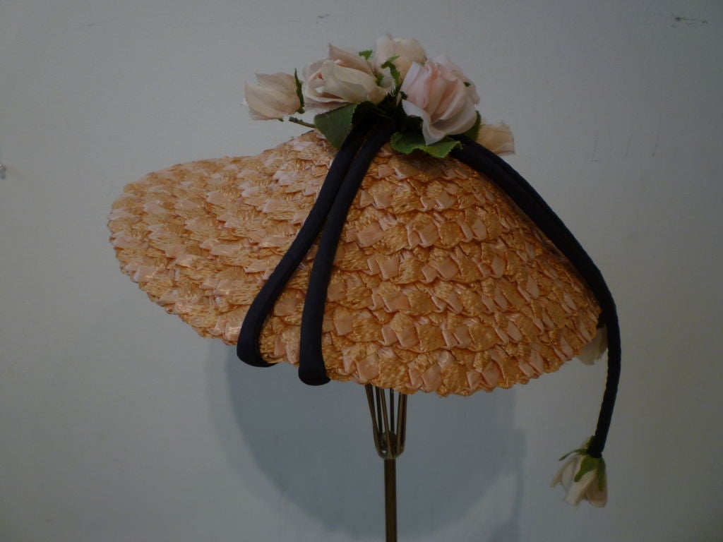 Marron Chapeau de paille garni de fleurs des années 50 en vente