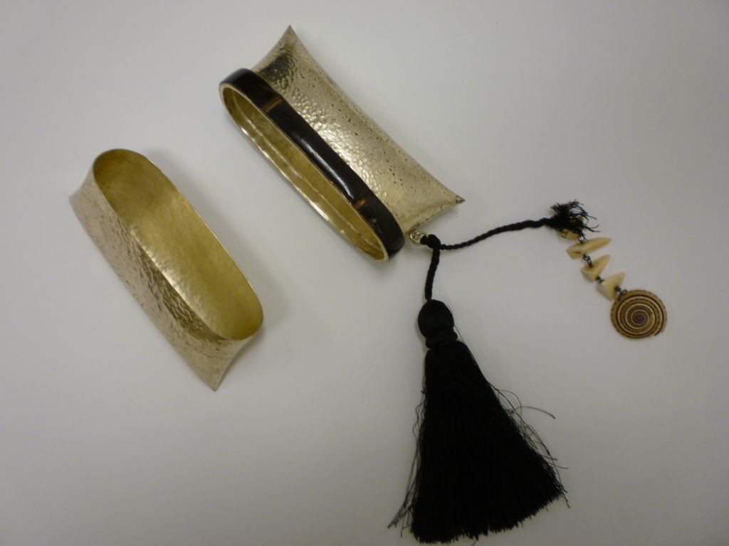 A wonderful 1970s two-piece hammered chrome plated brass box clutch with horn inlay detail, shell and tassel trim. Palm-sized.<br />
Measures: <br />
4.5