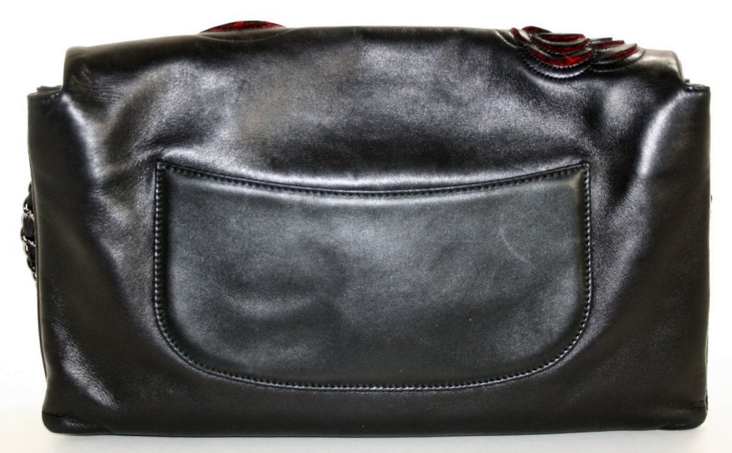 Borsa Chanel in pelle d'agnello nera a forma di Camelia In condizioni ottime a New York City & Hamptons, NY