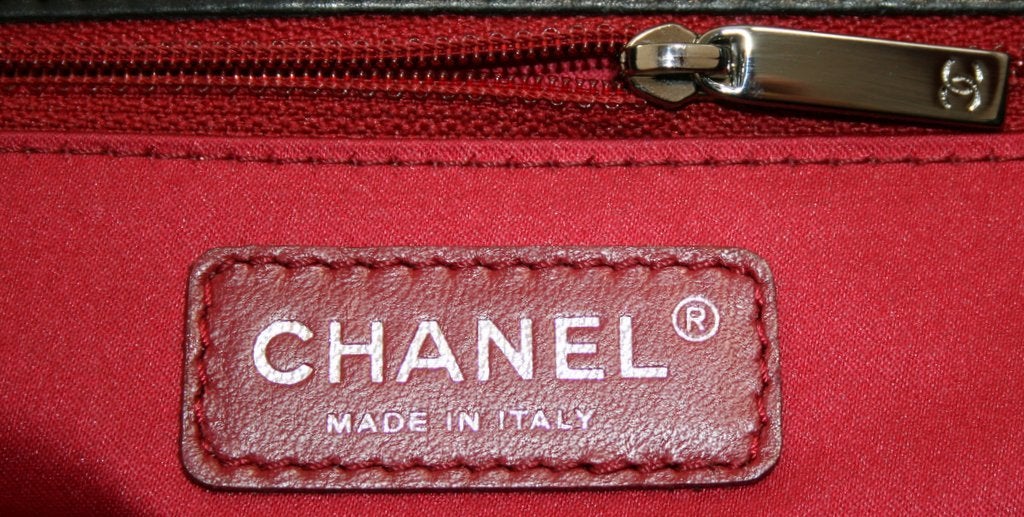 Borsa Chanel in pelle d'agnello nera a forma di Camelia 2