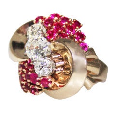 Anello retrò con diamanti, rubini e oro.