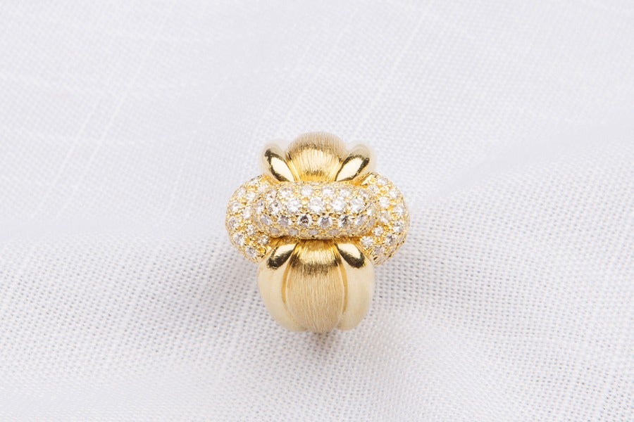 Classic elegance from Henry Dunay.  Sparkling diamonds set in the perfect sabi and bright finished design.