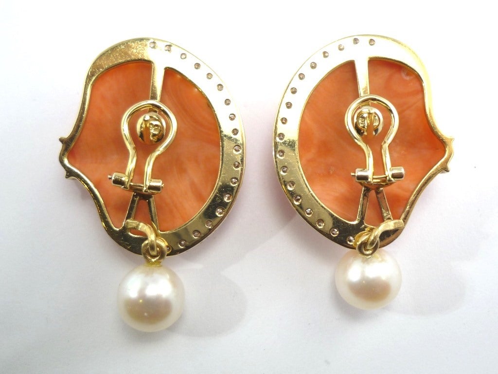 Carved Solid Coral Shells, mounted with Brillant-Cut Diamonds in 585/- Gold, suspending 2 White Cultured Pearls