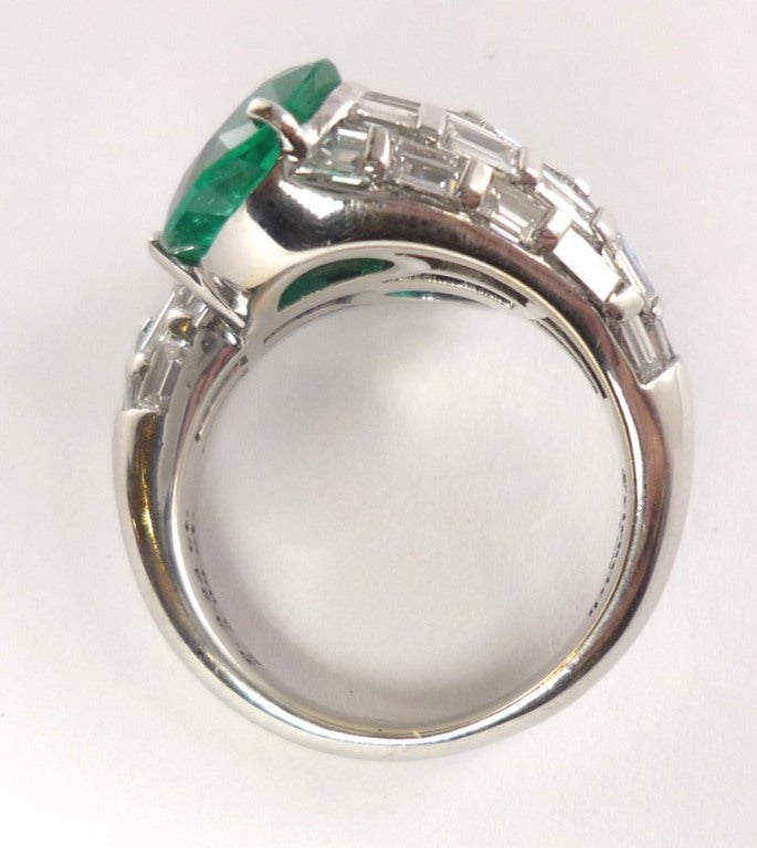 Colombian Emerald Diamond Gold Bypass Ring In Excellent Condition For Sale In Frankfurt, DE