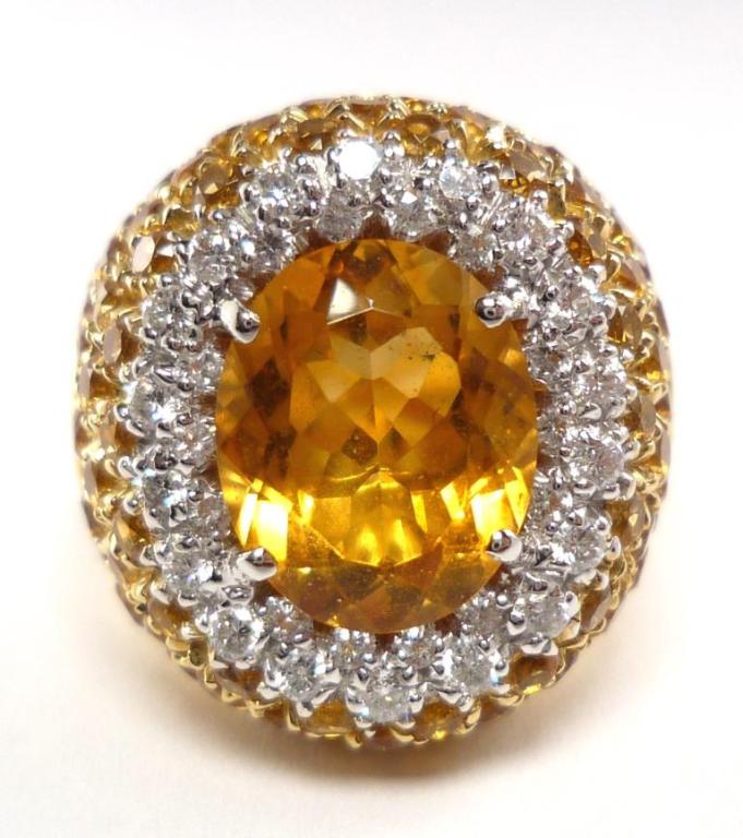 Centering an oval antique-cut yellow citrine, surrounded by white brillant-cut diamonds and yellow citrines in brillant-cut , mounted in 750/- yellow gold