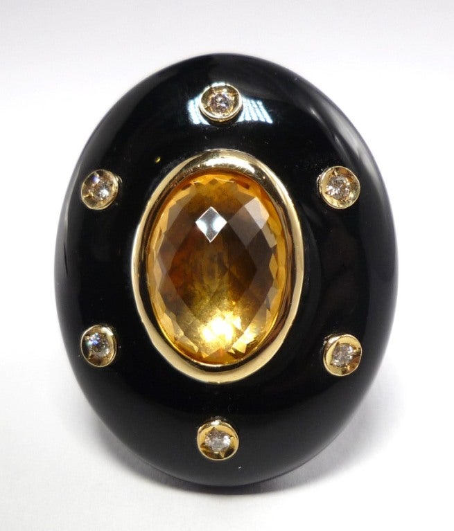 Massiver Onyxring mit einem Citrin im Ananasschliff, umgeben von Diamanten im Brillantschliff, gefasst in 750/- Gelbgold