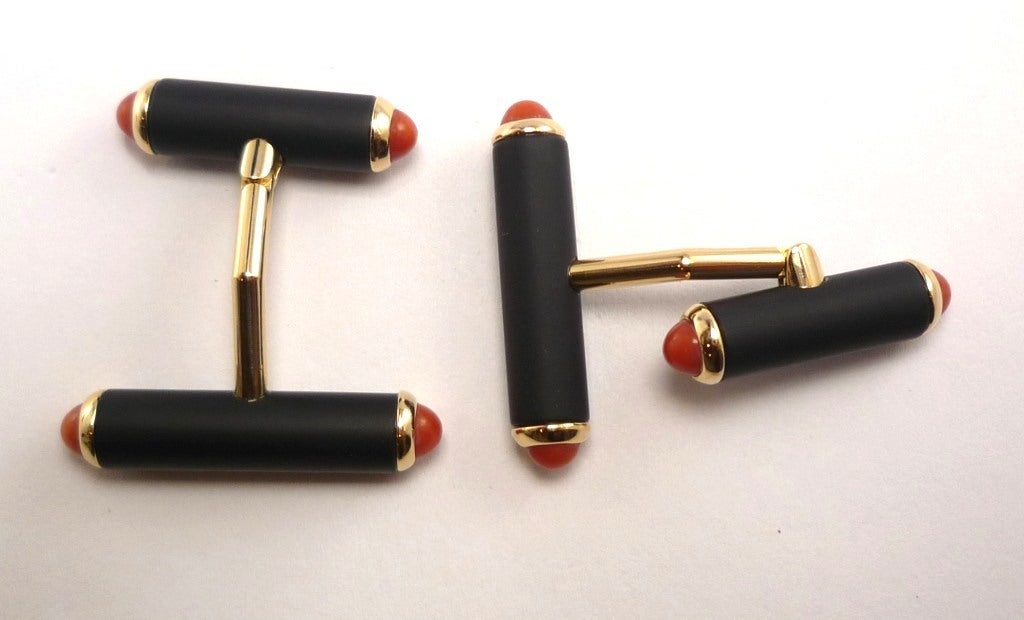 Eight Coral cabochons, mounted within 4 Onyx drums in 750/- Yellow Gold. Beautifully handcrafted. 