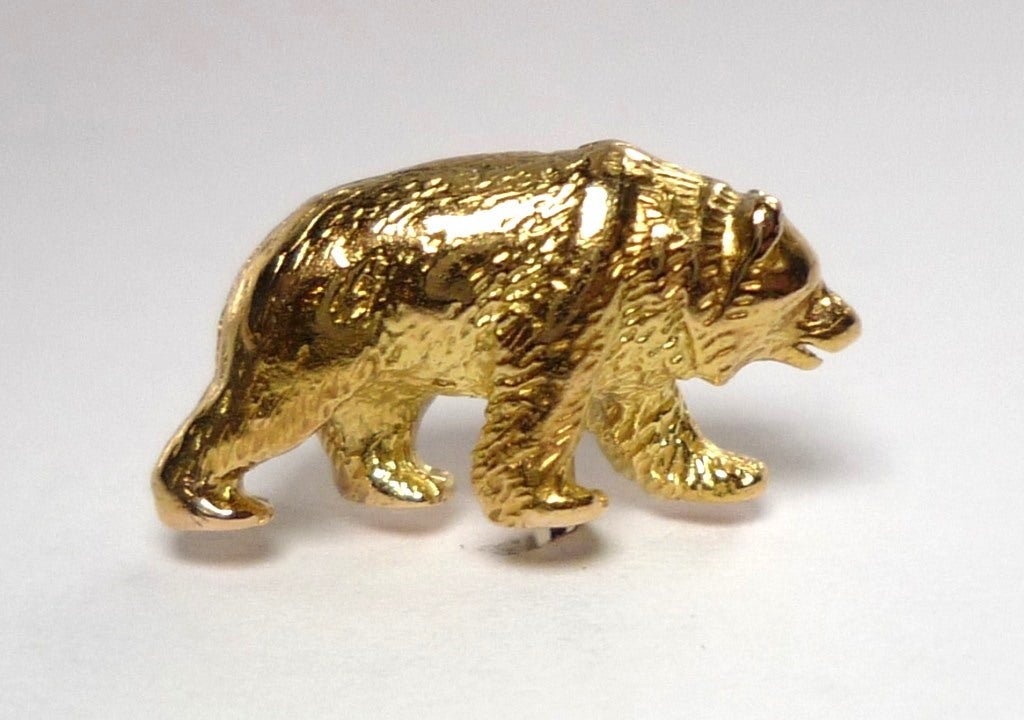 Handcrafted in 750/- Rose Gold. The bear is in a horizontal position. 