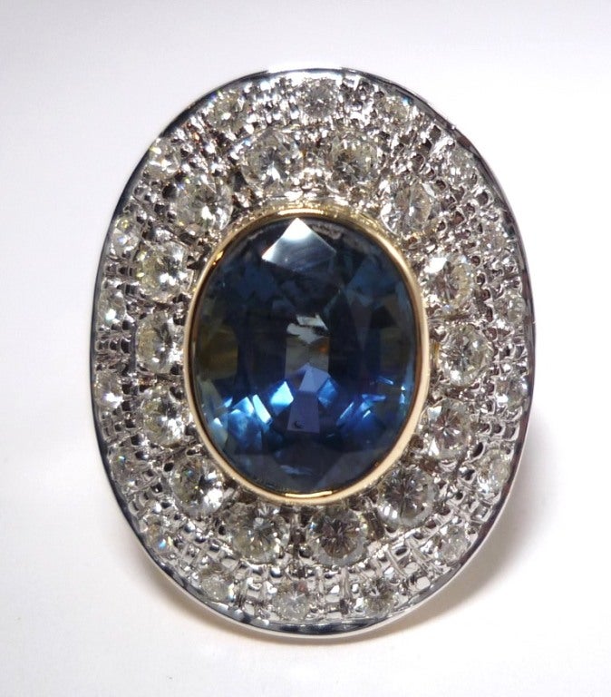 Blue Sapphire of approximately 3 carats centered in 2 rows of 32 brillant-cut Diamonds of approximately 2 carats.

Mounted in 585/- Yellow Gold.

US Size 5 3/4, European Size 51.5.

Total weight 8.7 grams.