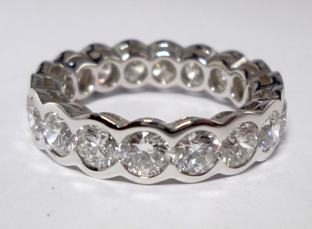 18 brillant-cut Diamonds of 4.70 carats. TW/vs-si, handcrafted in 750/- White Gold.

US Size 7 1/2, European Size 56.