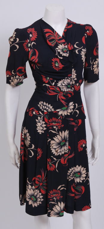 !940's floral print dress with lightly layered gathering at the waist and ties at back. Hits just at the knee.<br />
<br />
Debbie Harry began her musical career in the late 1960s with folk rock group The Wind in the Willows and later joined The