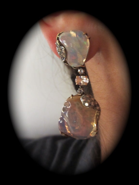 Einzigartige Tropfenohrringe aus Jelly Opal. Mit braunen Diamanten und Pfirsichsaphiren besetzt. Entworfen mit organischen, schmeichelnden Bewegungen.
Über 44 Karat Jelly-Opale.