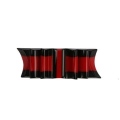 Designer Designer-Anstecknadelbrosche aus rotem und schwarzem Bakelit mit Schleifenband