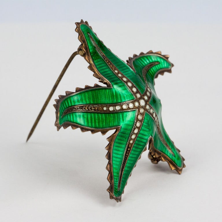 Beautiful Mid Century Modern Starfish in Vibrant shade of Green Enamel, highlighted with white enamel; all in perfect condition; gilt sterling silver marked: 925S H(in cartouche) STERLING NORWAY. Illuminate your look with Timeless Beauty! 
