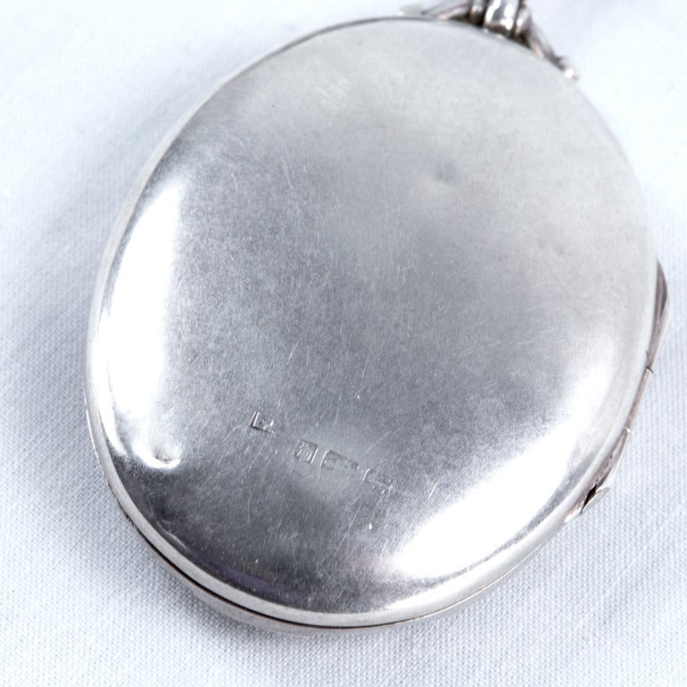 Victorian Silver Photo Locket and Book Chain Collar Necklace In Excellent Condition In Montreal, QC
