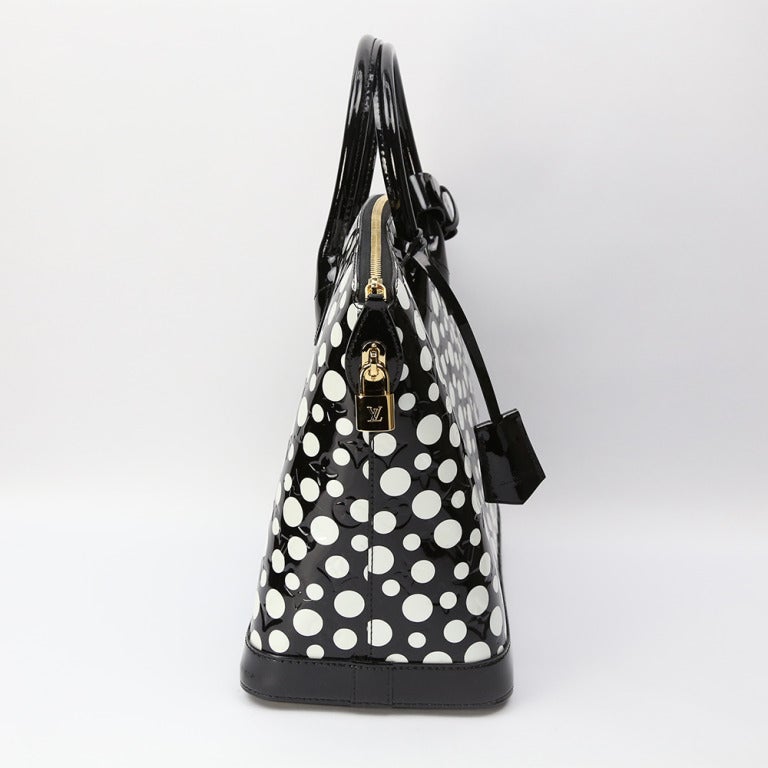 Here’s your chance to own your very own Authentic Yayoi Kusama for Louis Vuitton Limited Edition Black and White Polka Dot Purse! Never worn! Original box dust, cover and receipt included. Highly Collectible! Sold Out Internationally!    
Size: