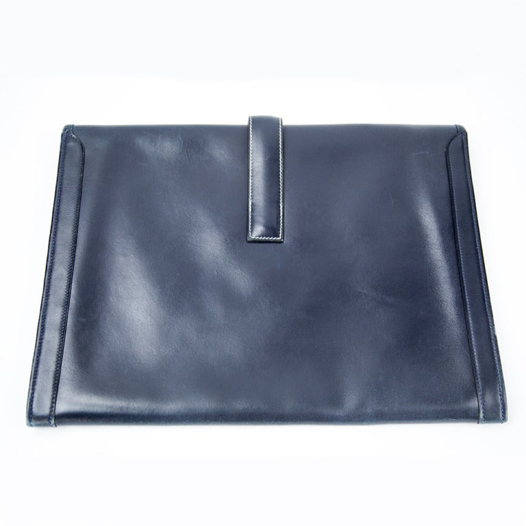 Beautiful Hermes Jige Navy Leather Jige GM Clutch; lined in toile fabric, very clean with no stains or marks; signed: HERMES PARIS MADE IN FRANCE. Comes with original Hermes cloth bag; circa 1992; gently worn pre-owned condition; Step out in great
