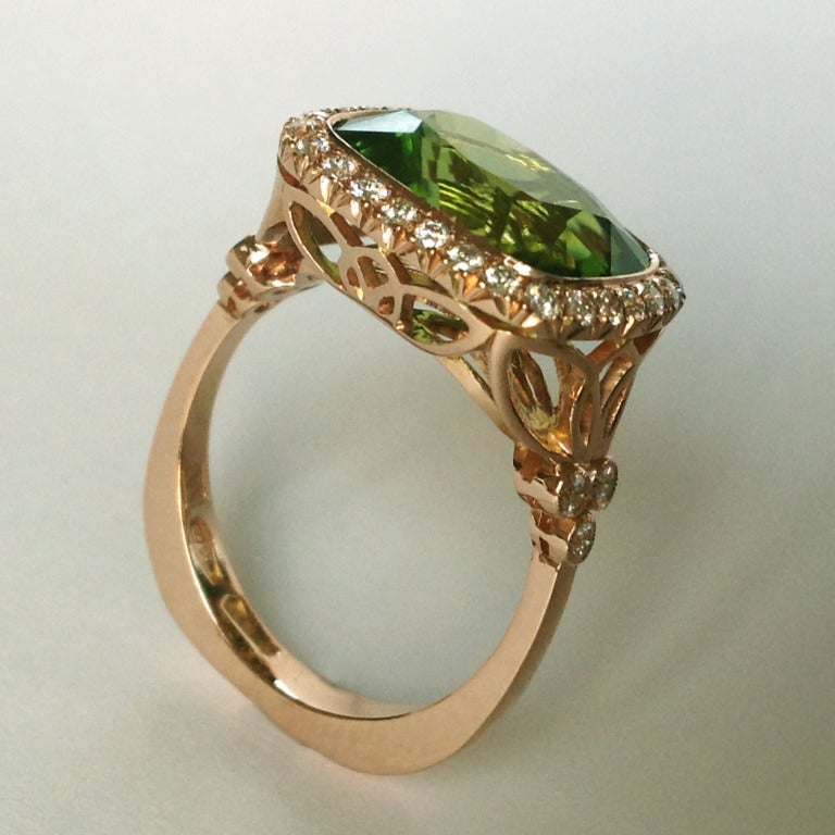 Contemporary Dalben Peridot Diamond Gold Ring