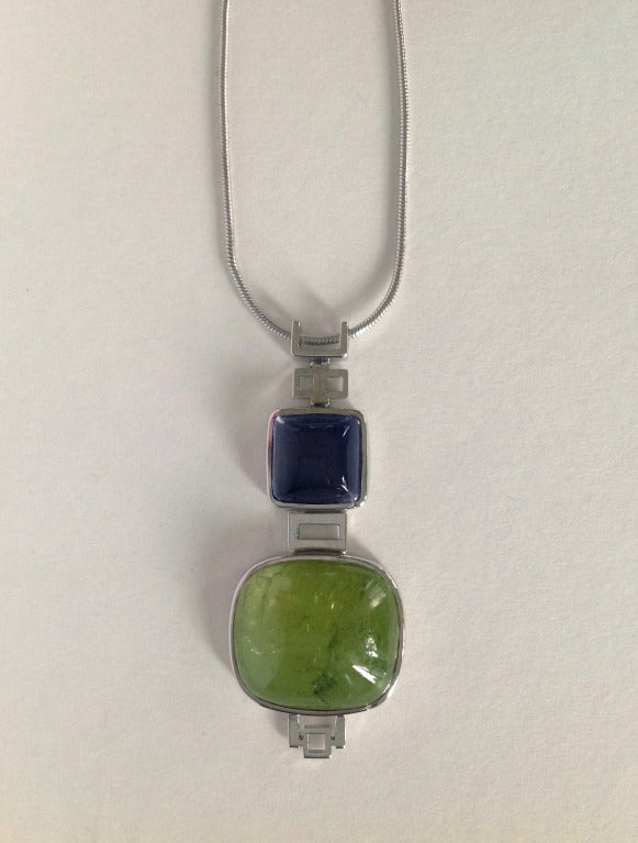 Dalben design kissenförmig geschliffener Cabochon Peridot und rechteckig geschliffener Cabochon Iolith Anhänger Halskette montiert in 18 kt Weißgold.

Der Anhänger wird in unserem Atelier in Como, Italien, in sorgfältiger Handarbeit