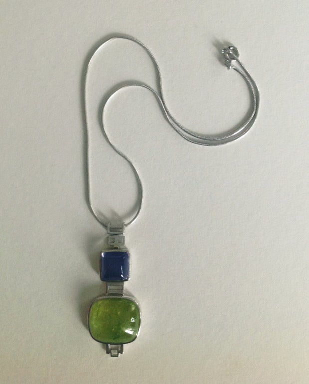 Contemporain Dalben Collier pendentif en or avec péridots et iolite en vente