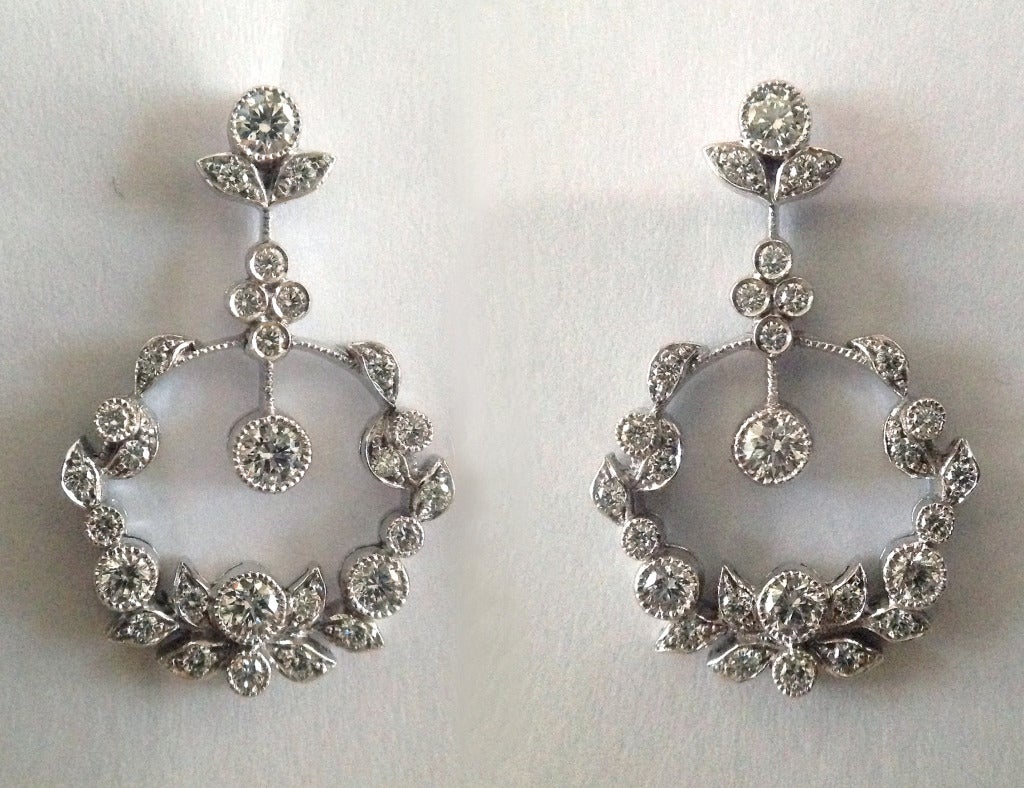 Boucles d'oreilles pendantes en or avec diamants Dalben en vente 1