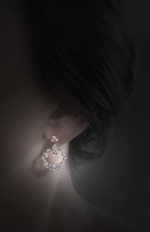 Boucles d'oreilles pendantes en or avec diamants Dalben en vente 2
