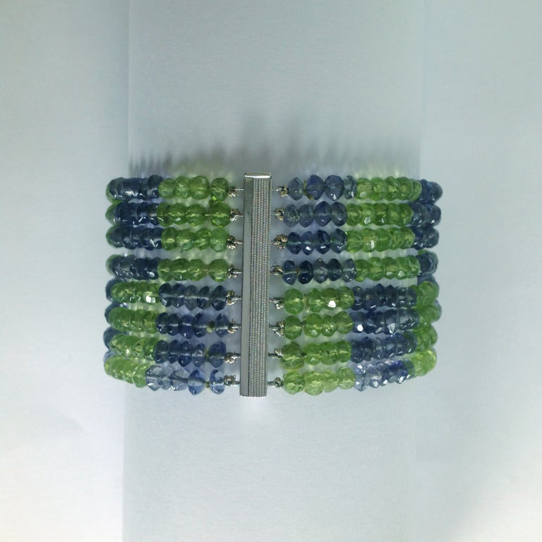 Dalben design Peridot and Iolite wheat Bracelet mounted in 18 kt white gold.
The 8 rows of peridot and iolite wheat are placed with a checkered pattern.
Clasp and bar dividers are 