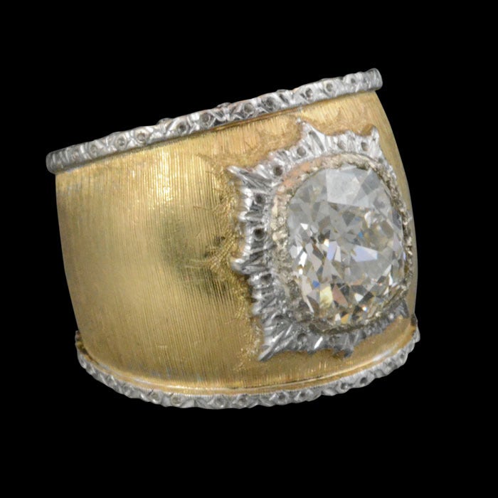 BITTE BEACHTEN: UNSER PREIS IST VOLLSTÄNDIG INKLUSIVE VERSAND:: EINFUHRSTEUERN & ZÖLLE

Feiner Solitär-Diamantring mit 2::82 ct.8 aus alter Mine in einem breiten strukturierten 18-karätigen Gelbgoldband mit erhabenem Platinsockel von Mario
