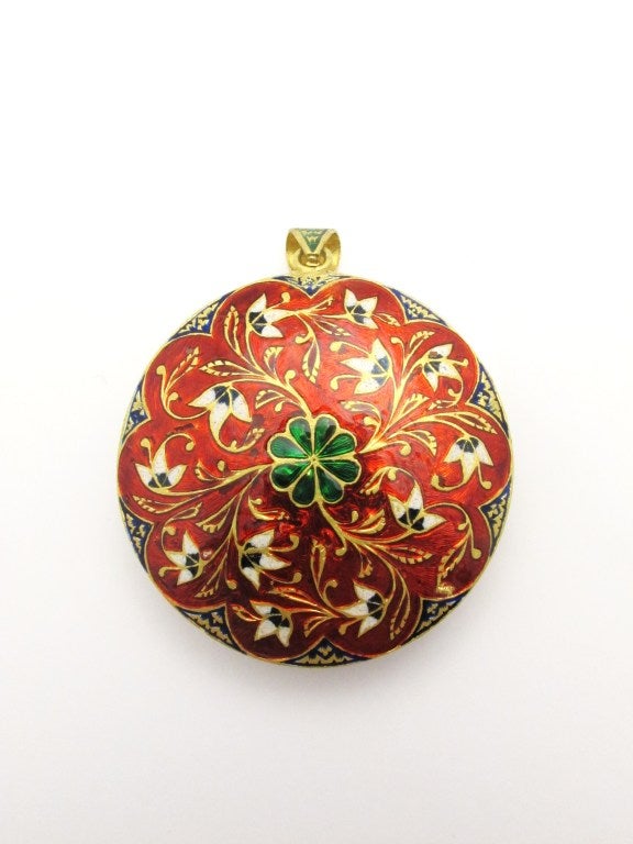 Schöner handgefertigter indischer Anhänger aus 22 Karat Gelbgold. Der im Mughal-Stil gestaltete Anhänger ist mit Diamanten im Rosenschliff, Rubinen und grünen, mit Folie überzogenen Berylen besetzt, während die Rückseite mit mehrfarbiger Emaille