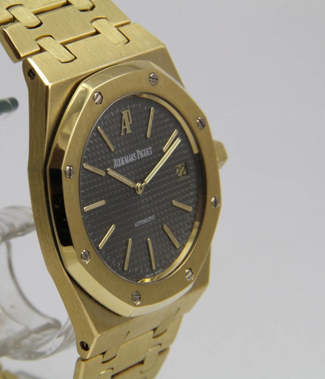 Audemars Piguet
Royal Oak
Ref. 14802
Jumbo Size

Case
18k yellow gold, screwed case, sapphire crystal, sapphire crystal case back, bezel with eight white gold screws, 39mm 

Movement
cal. 212-3, 36 jewels, 21k gold rotor engraved with the