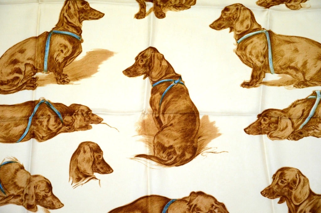 Titre de l'article : Dashshund 

Tissu : 100% soie 
Taille : 35x35 in - 90x90 cm 
Condit : Bon