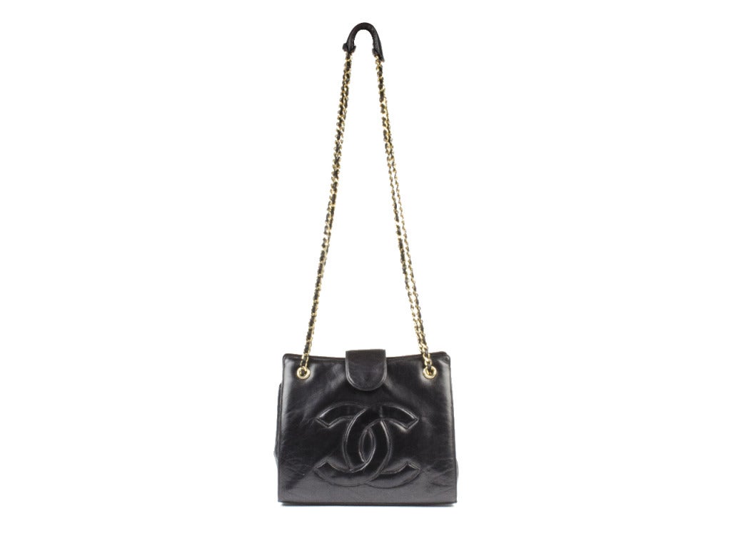 Perfect for the woman on the go, the Chanel black crossbody shoulder bag will become your trusted must-have for day trips around the city and vacations around the globe. The structured bag is enveloped in soft leather and adorned with a large