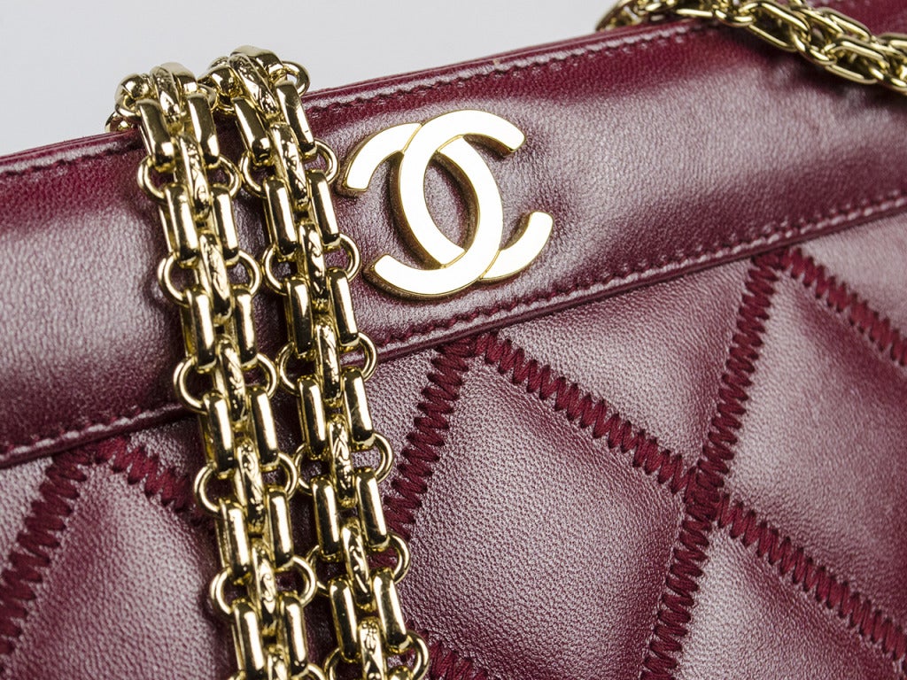 Chanel Red Lambskin Quilted Leather Kisslock Shoulder Bag In Excellent Condition In San Diego, CA