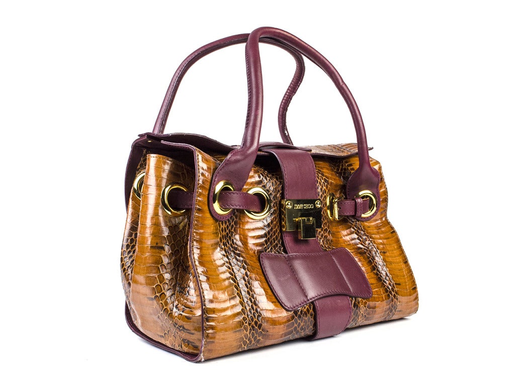 La borsa Ramona firmata Jimmy Choo si arricchisce di una splendida e difficilissima pelle di coccodrillo! La borsa ha una patta con chiusura a lucchetto con logo inciso ed è dotata di minuteria metallica dorata. Questa borsa Jimmy Choo è composta da