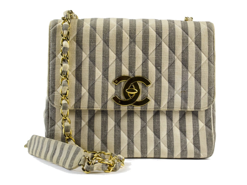 Be the captain of your wardrobe with this Chanel flap bag. Perfect for a day on the sail boat with it blue and white stripes and the gold accent chain and CC logo. It can go over your shoulder or as a cross body for secure holding. L 10
