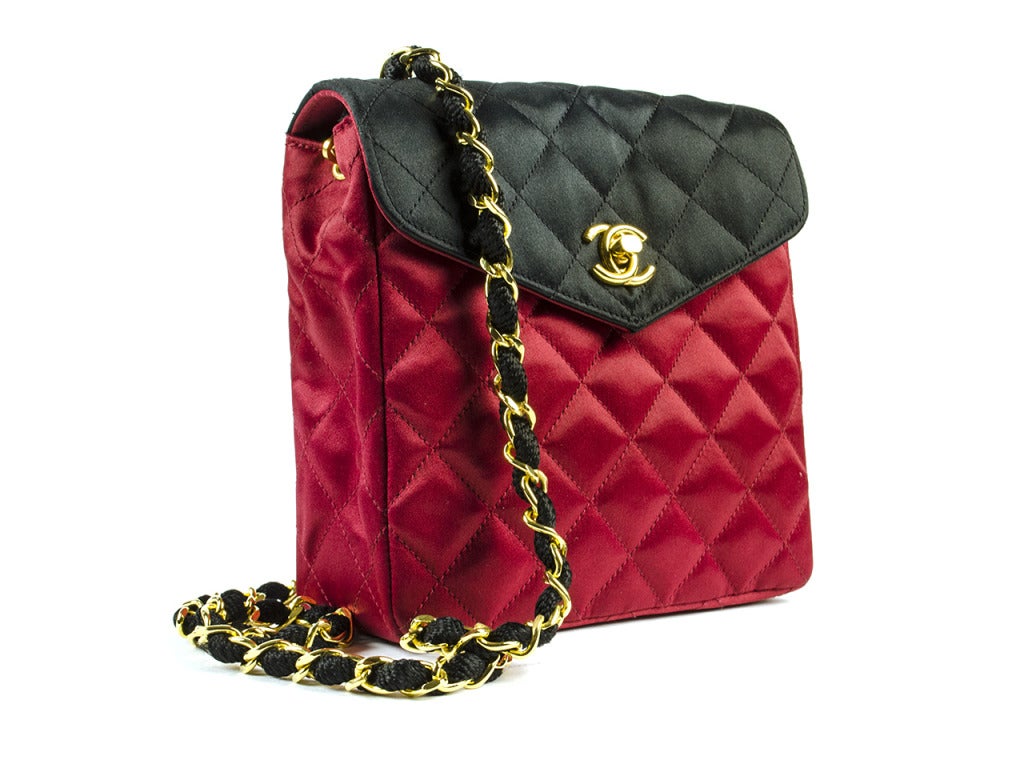 Perfect for an afternoon of shopping or dress it up with a little black dress and you're all set! This CHANEL satin quilted bag will be sure to never disappoint! This bag features red satin quilted pattern throughout with a black satin quilted flap,