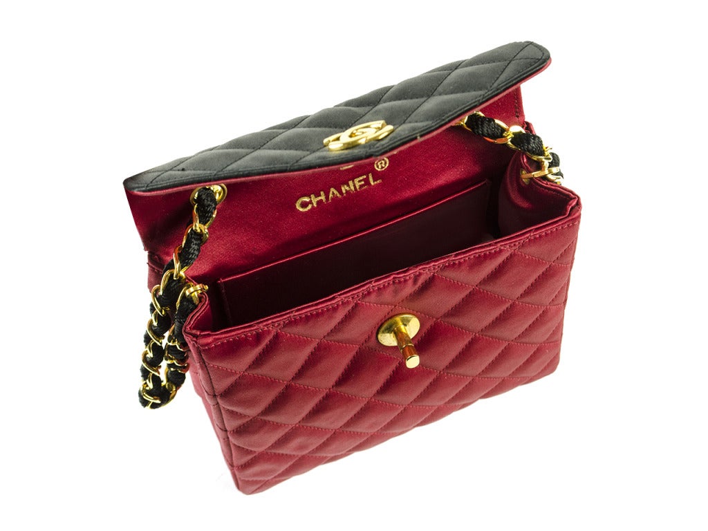 Women's Chanel Vintage Colorblocked Red & Black Shoulder Bag For Sale