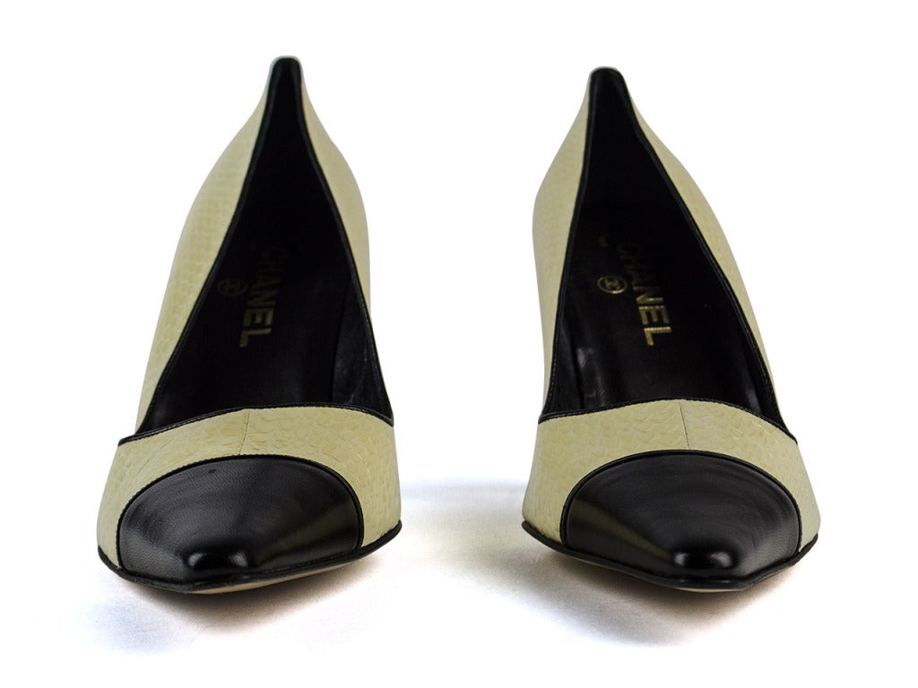 Chanel Snakeskin Colorblocked Ivory & Black Leather Heels Pumps In New Condition For Sale In San Diego, CA