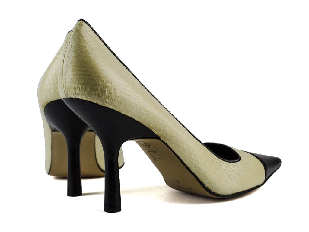 Women's Chanel Snakeskin Colorblocked Ivory & Black Leather Heels Pumps For Sale