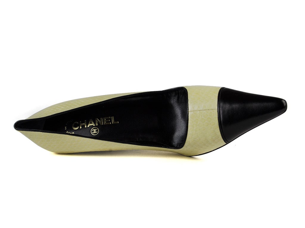 Chanel Snakeskin Colorblocked Ivory & Black Leather Heels Pumps For Sale 1