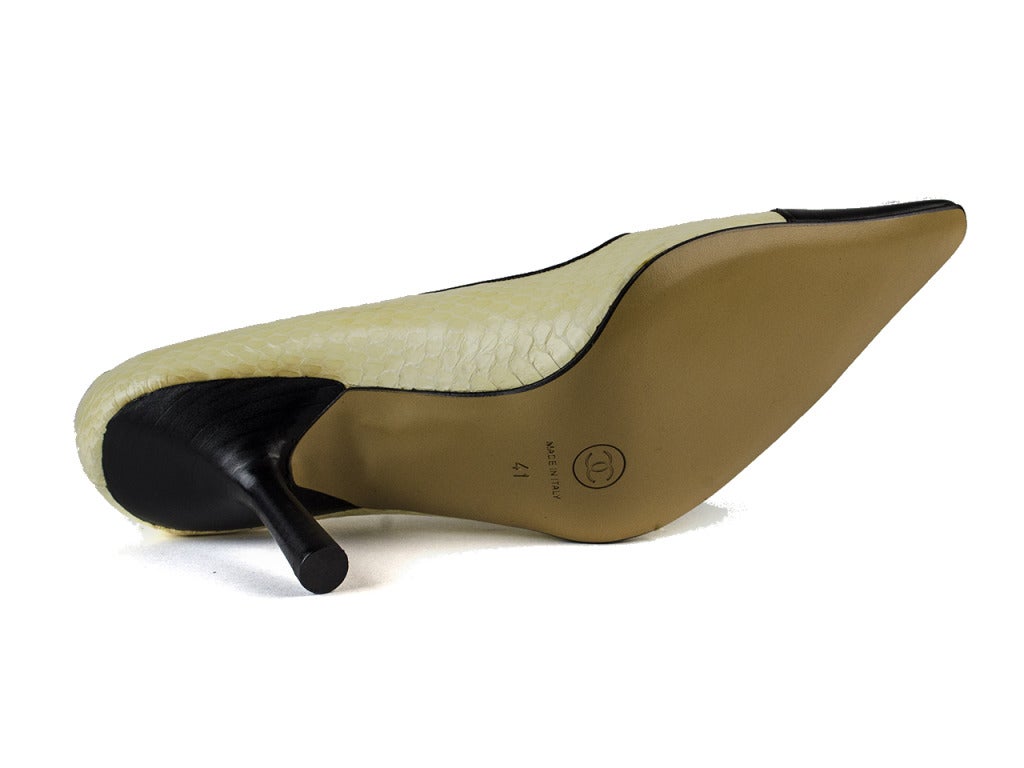 Chanel Snakeskin Colorblocked Ivory & Black Leather Heels Pumps For Sale 2