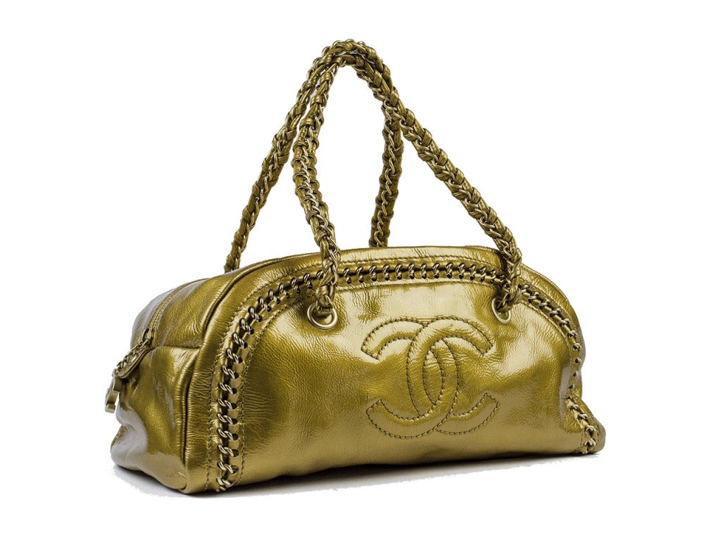 The Chanel Luxe Ligne bowler in dark gold patent leather is sure to catch eyes and stop tracks with shining, carry-all splendor. Transitions effortlessly from a flashy night out to errands the next morning. 13″ L x 6.5″ W x 7″ H. Item is in