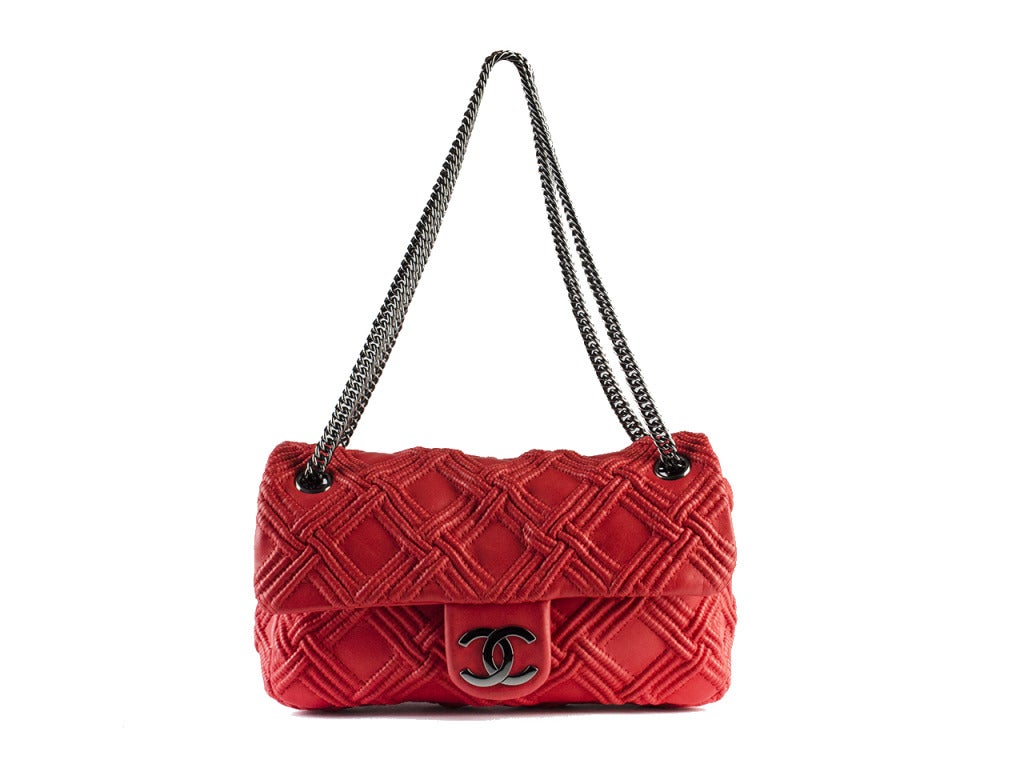 Hot red-orange and ready to start a fire in your bag collection, the Chanel Walk of Flame flap bag has just the right amount of heat to spice up any outfit. Smooth leather features raised criss-cross pattern, accented by dark slate hardware of
