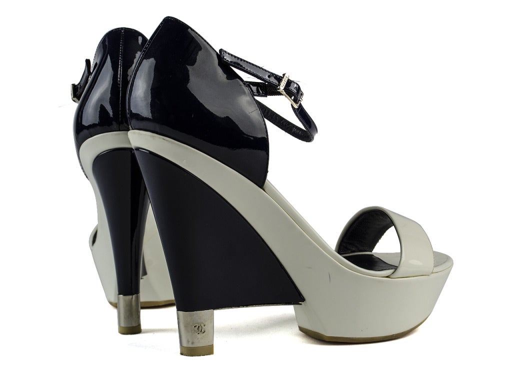 2006 Chanel White & Navy Patent Leather Wedges In Good Condition For Sale In San Diego, CA