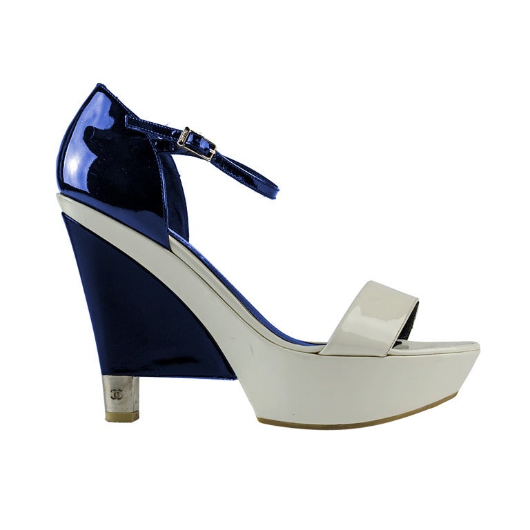 2006 Chanel White & Navy Patent Leather Wedges For Sale