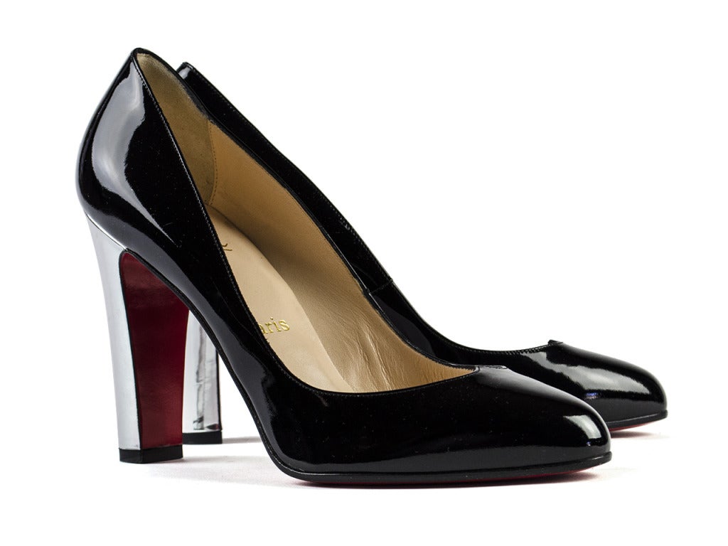 Own a piece of fashion industry with these gorgeous Christian Louboutin x Peter Som heels! These heels feature black patent leather throughout, silver mirrored heel and scalloped detail at vamp. Heel measures approximately 4.25