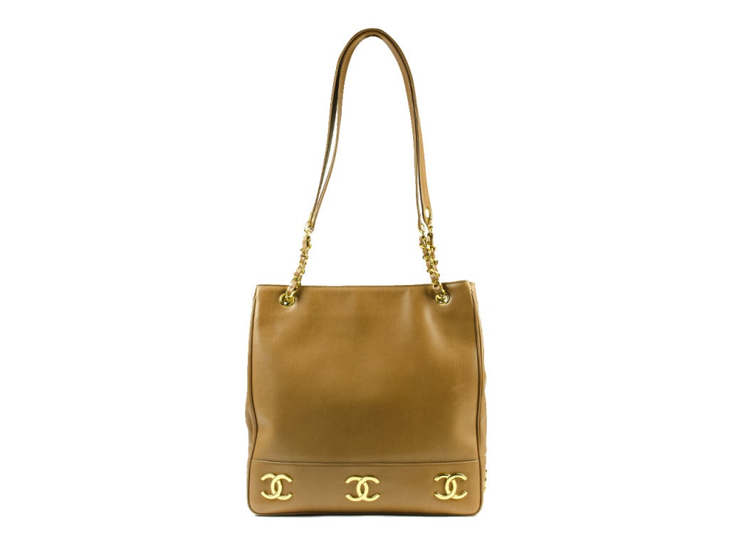 This Chanel large tote bag is in great condition. Has a nude smooth leather exterior, two shoulder straps, gold accents, and CC logos around the bottom trim of the bag. 
Dimensions: 12.5