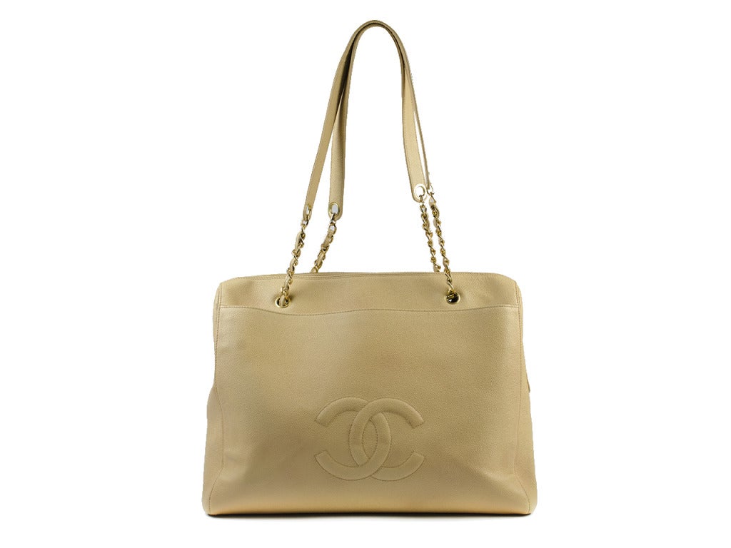 Whether you are traveling, having a picnic in the park, or a mom on the go, this Chanel vintage tote gives you a multi-purpose style. Is a jumbo size that is in a gorgeous beige, and medium stitched CC logo on the front of the bag. 

Dimensions:
